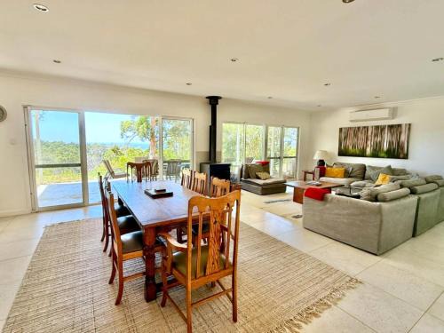 Shadforth House | Shadforth Rise: Spacious, modern home, beautiful views, 4 mins to town