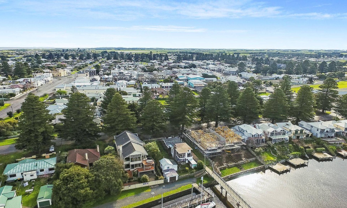 Port Fairy House | Shearwater House - Riverfront Accommodation