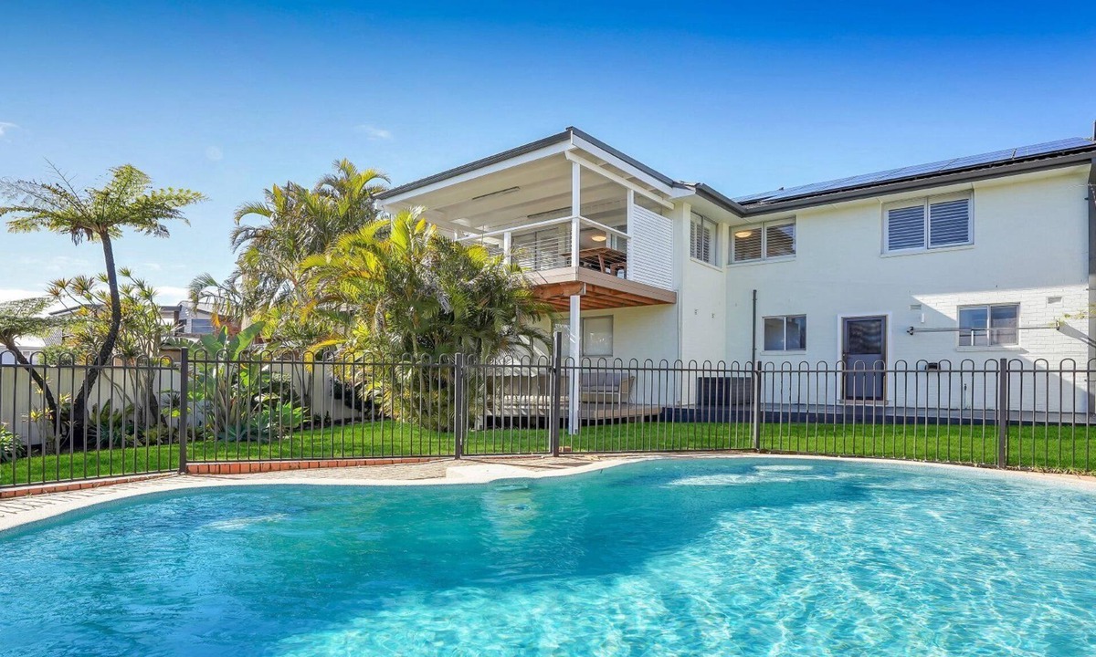 Shelly Beach House | SHELLY SANDS | pool, aircon,wifi| Accom Holidays