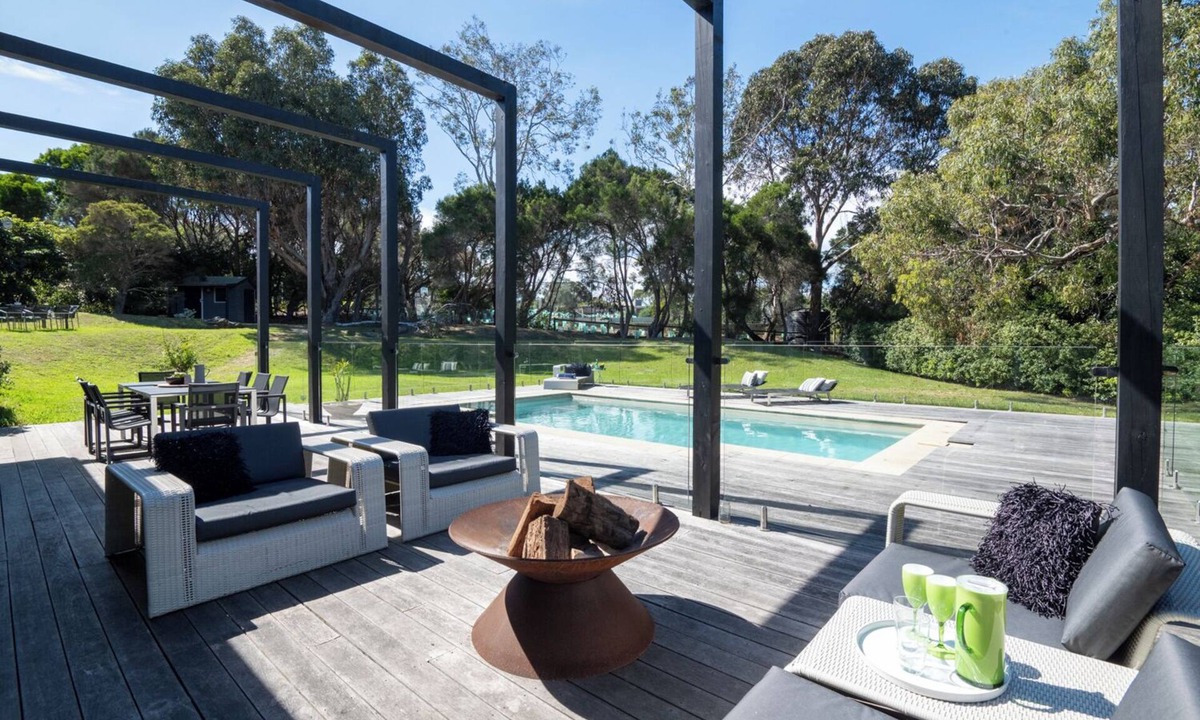 Shoreham House | Shoreham Luxury Beach Escape – Sleep up to 16! With Pool, privacy & Wineries