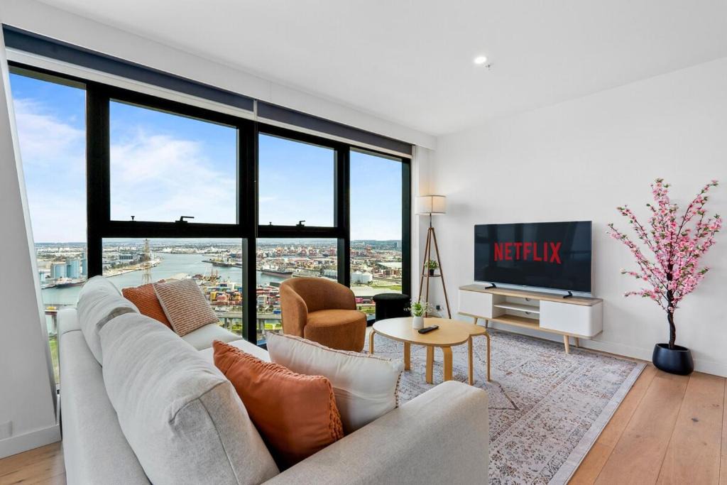 Docklands Apartment | Skyline Luxe 3BR 3BA with Free Carpark, River & Ocean Views