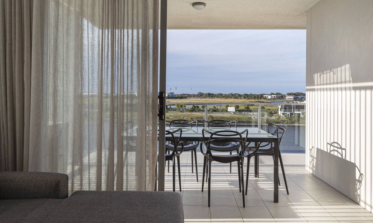 Birtinya Apartment | Sleek 2-Bed Unit With Expansive Water Views