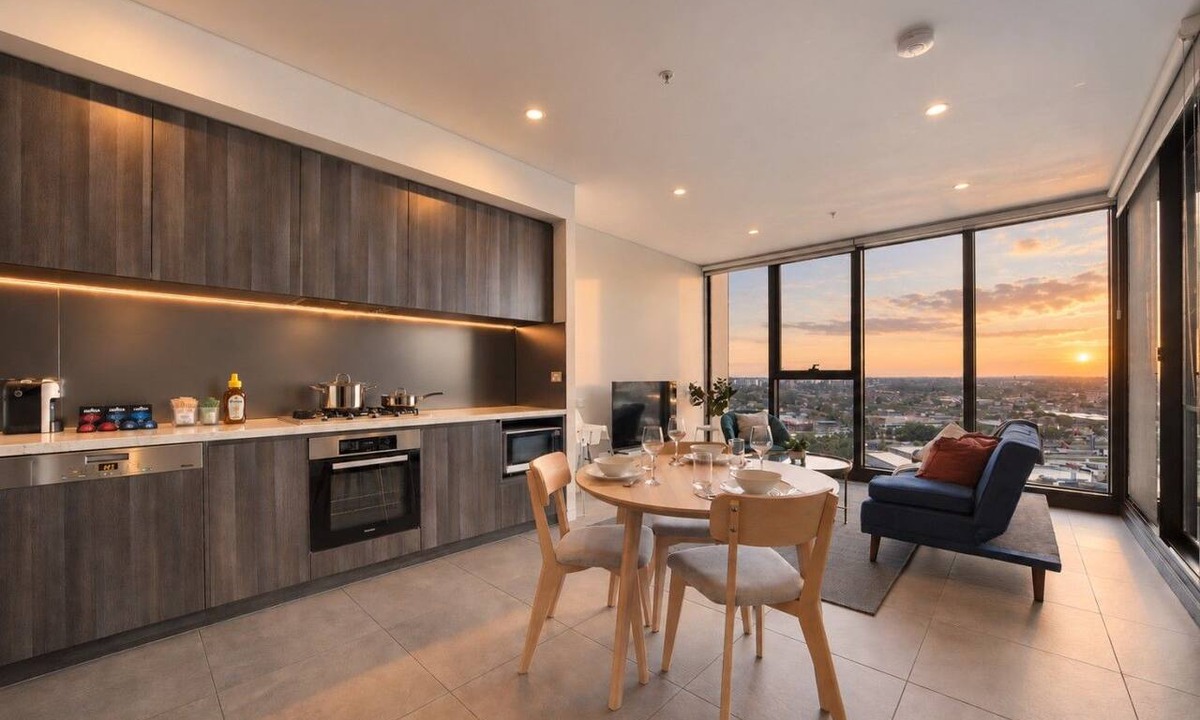 Lidcombe Apartment | Sleek Manhattan-Style 1BR 1CAR Close to Stadium
