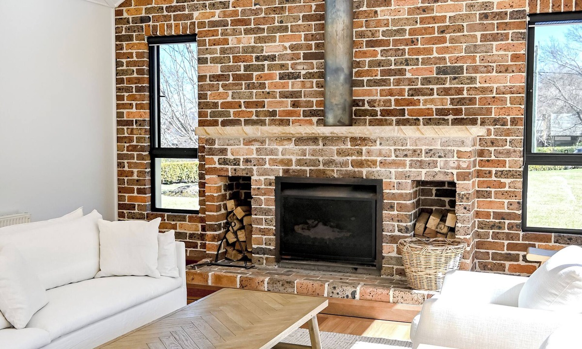 Bowral House | Sleeps 10 Private Estate with Pool in Bowral