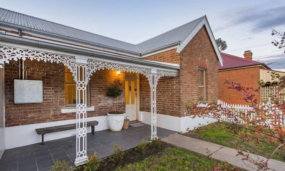 Central Mudgee House | Sleeps 6: King Bed & 2 queen beds, sofa bed (on request): 5 min walk to town