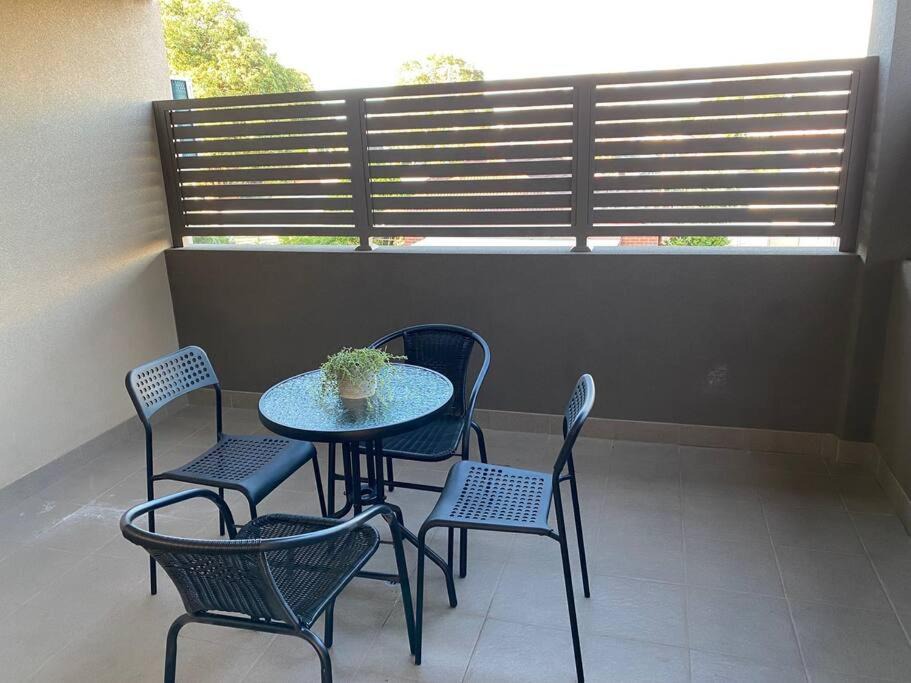 Cloverdale Apartment | Smart Modern Close City/Airport WIFI/Park/Netflix