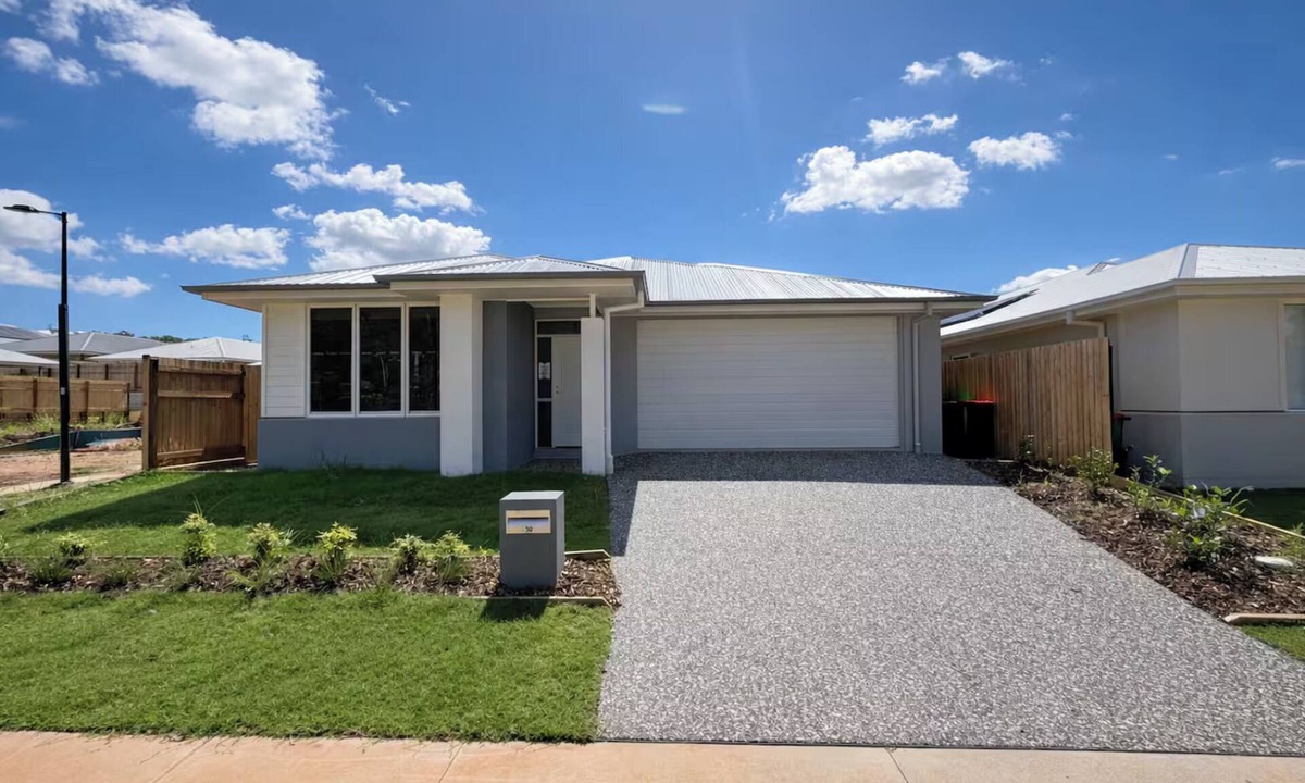 Warner House | Solara Retreat | Modern 4BR Home with Backyard