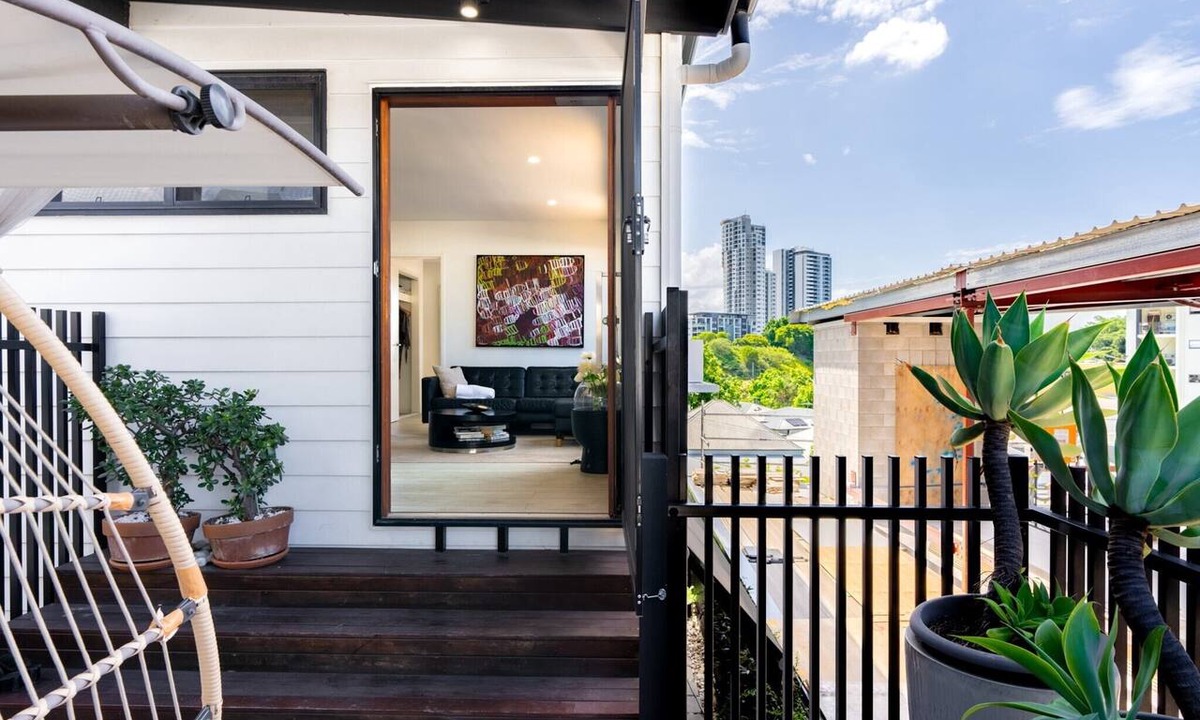 Fortitude Valley Apartment | Sophisticated 2-Bed Home With Alfresco Dining