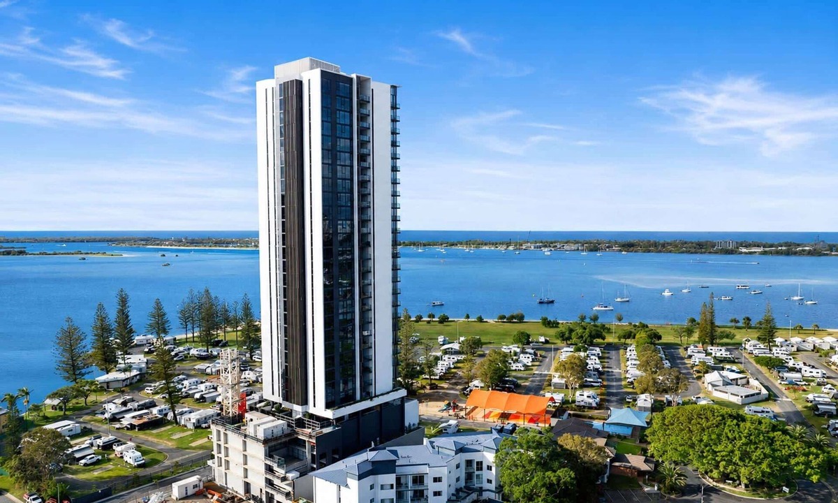 Southport Apartment | Spacious 2-Bed Stay on Marine Parade