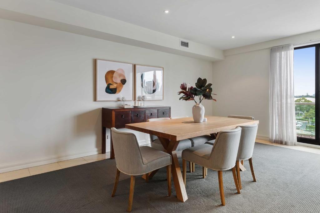East Melbourne Apartment | Spacious 3-Bed Apartment by the MCG