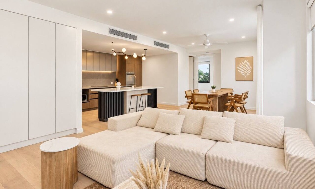 Carrara Apartment | Spacious 3BR | Pool & Parking near Broadbeach