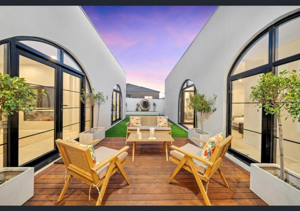 Leopold House | Spacious 4-Bed Family House Near Gateway Plaza