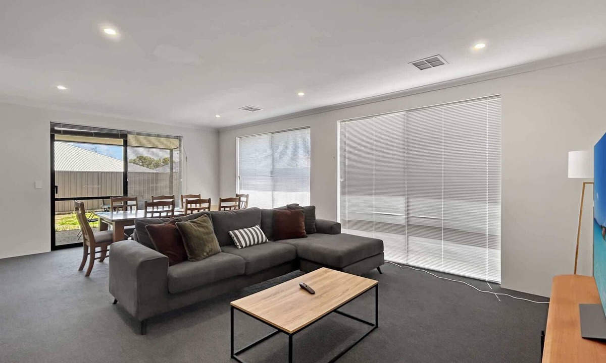 Karnup House | Spacious 4-Bed House with Large Backyard