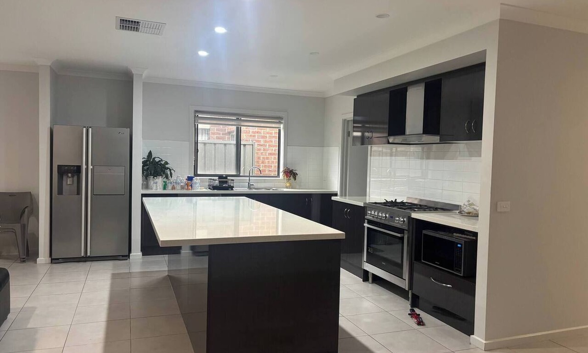 Melton South House | Spacious 4-Bedroom House Near Cobblebank Station