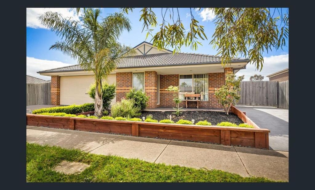 Pakenham House | Spacious 4 Bedroom Family Home in Prime Location
