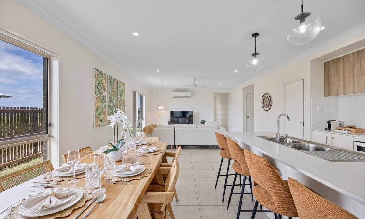 Ripley House | Spacious 4 Bedroom Home, for a Family of 8/Work friendly