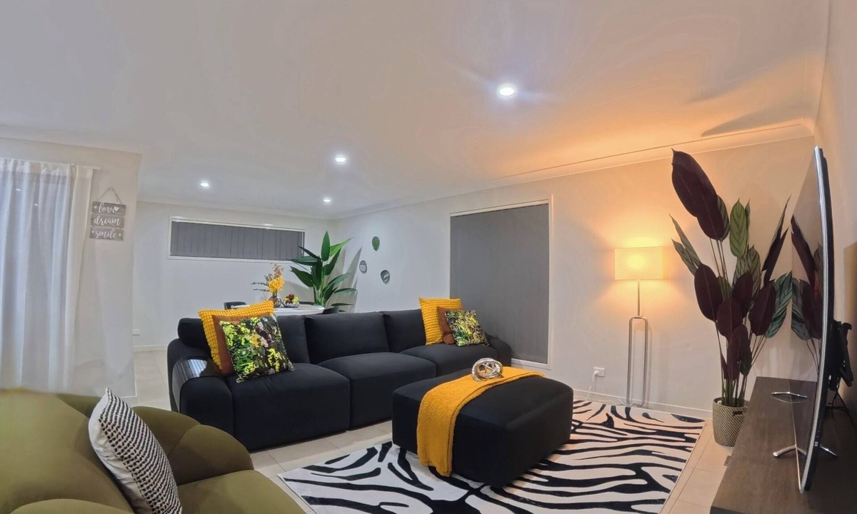 Pimpama House | Spacious 4BR Family Haven Near Gold Coast Theme Parks