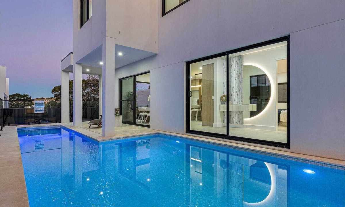 Bexley House | Spacious 5BR Home, Private Pool Near Syd Airport