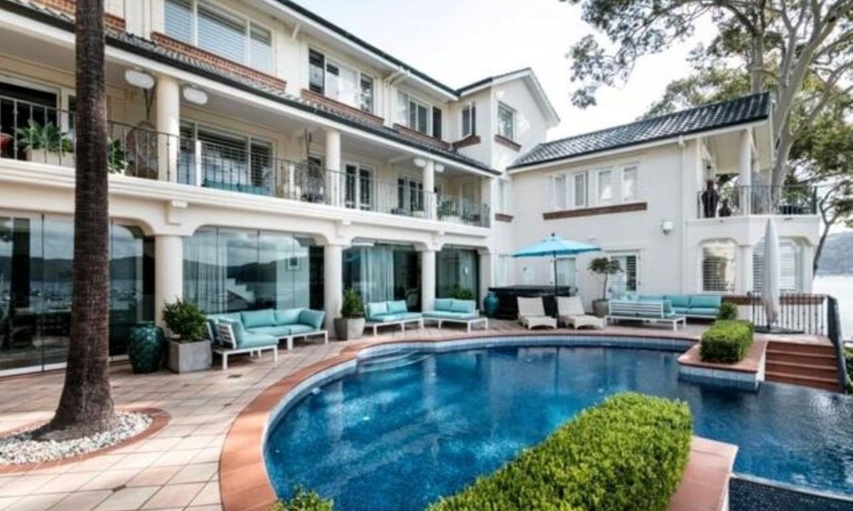 Newport House | Spacious 6-bedroom house in lovely Newport with pool and waterfront.