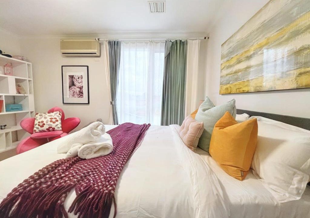 Doncaster House | Spacious and Elegant house with study room in Doncaster
