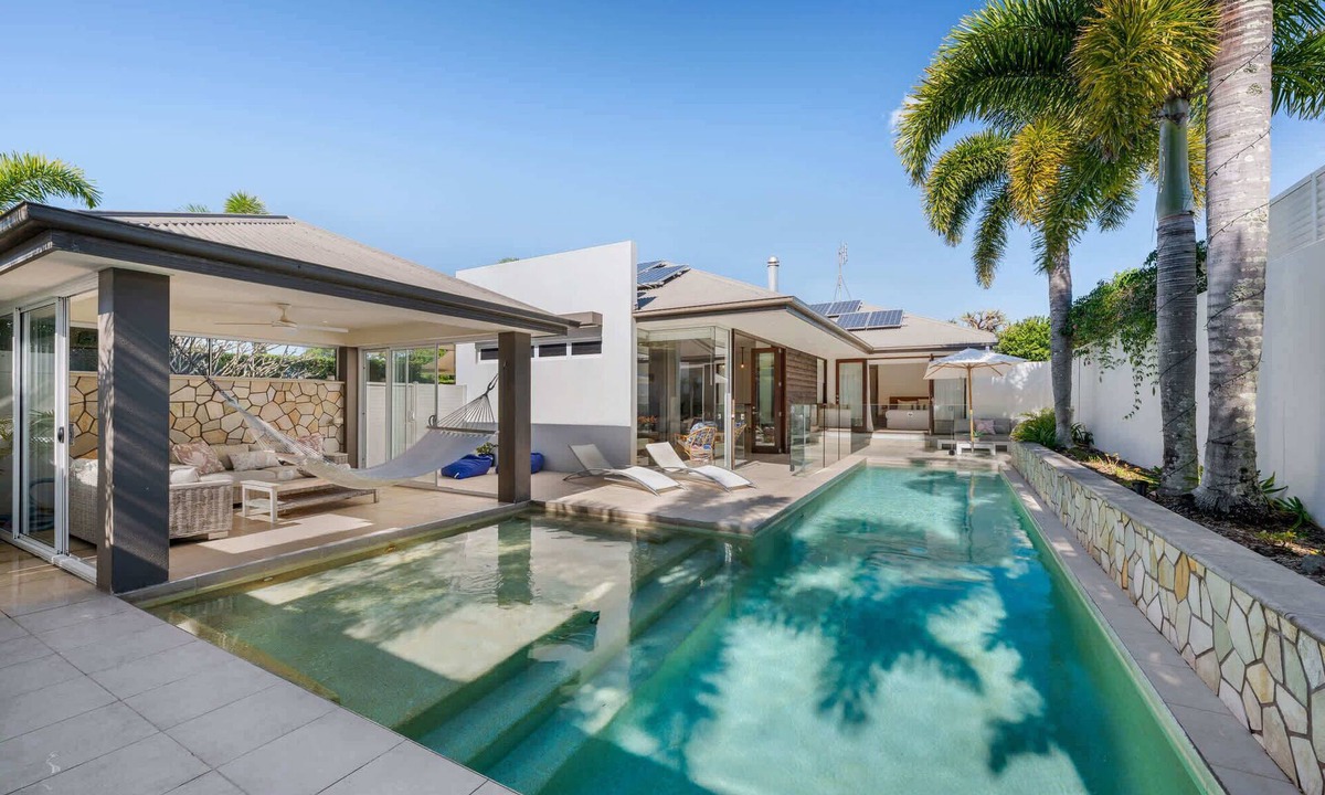 Moffat Beach House | Spacious Coastal Escape - Steps to Beach