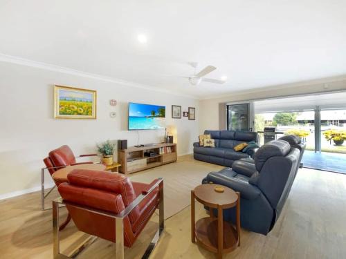 Banksia Beach House | Spacious Holiday Unit on Canal at Banksia Beach