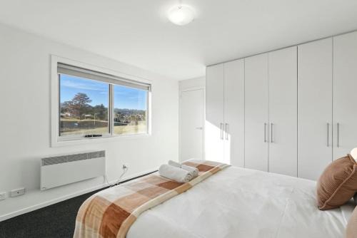 Geilston Bay House | Spacious Modern Home