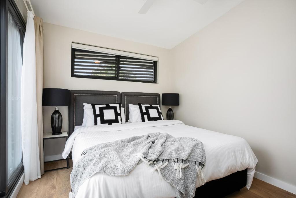 Fairlight Apartment | Spacious Penthouse Huge Balconies Views to Harbour & Beach Sleeps 6