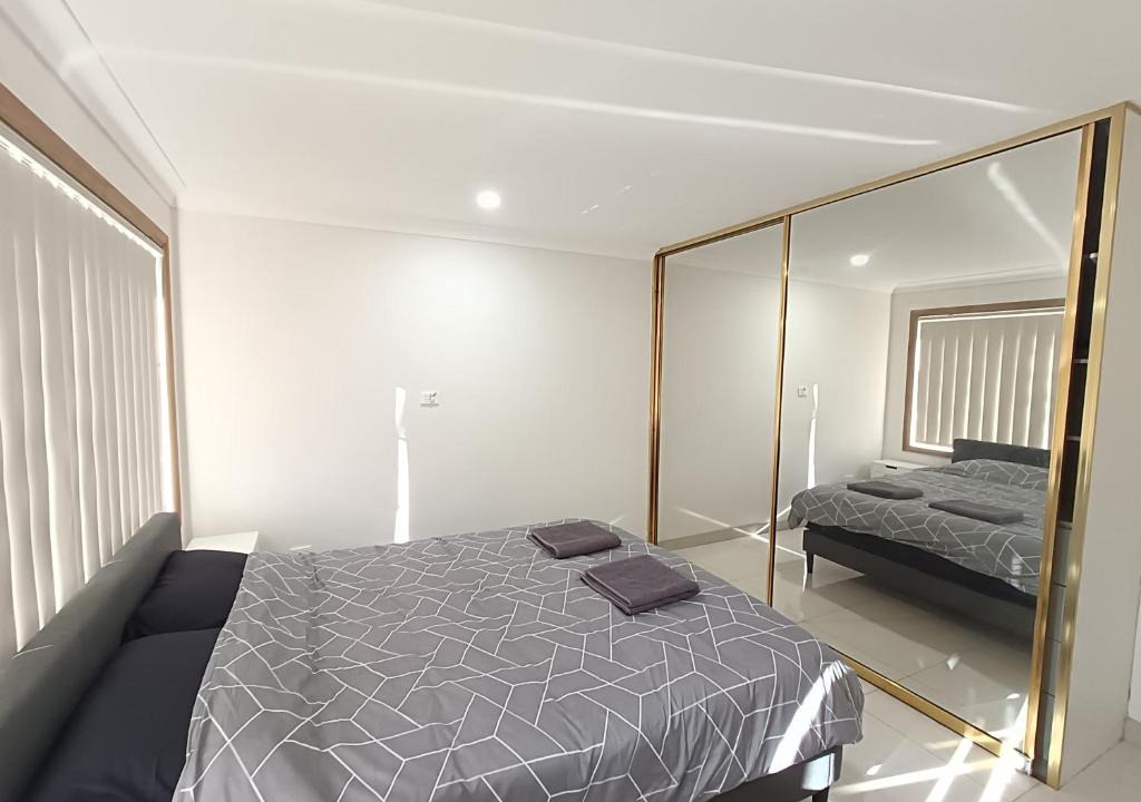 Guildford West House | Spacious Queen Room in Large, Two Story Home - GB