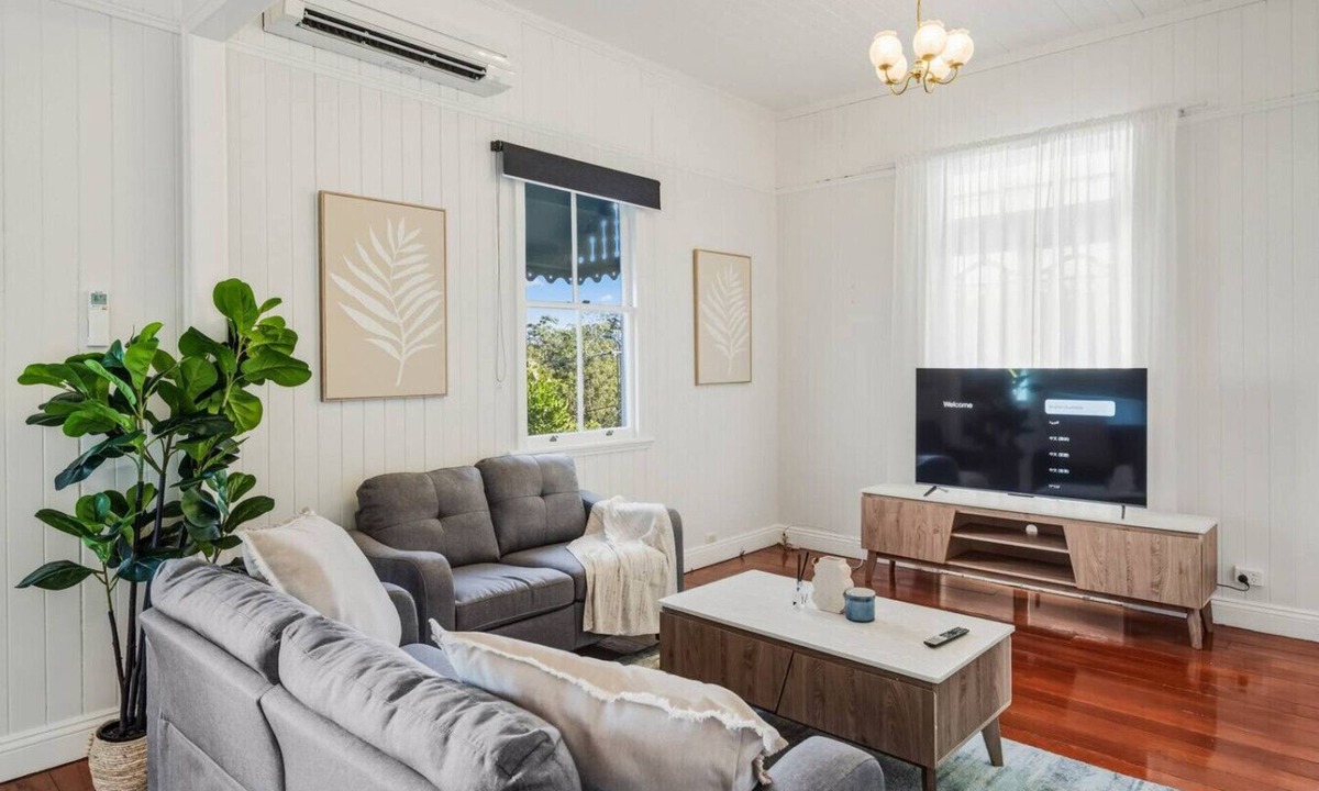 Wellers Hill House | Spacious upper 3BR Family Home in Quiet Tarragindi