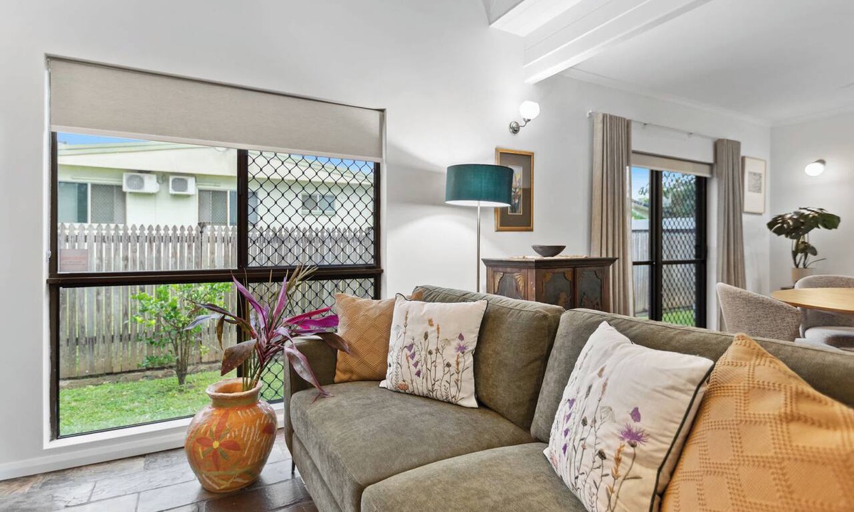 Whitfield House | Spacious Whitfield Townhouse