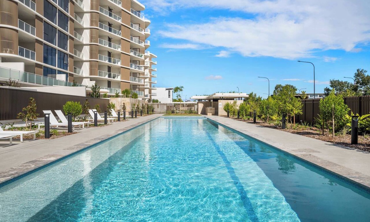 Birtinya Apartment | St Clair Luxury Lake Kawana Living