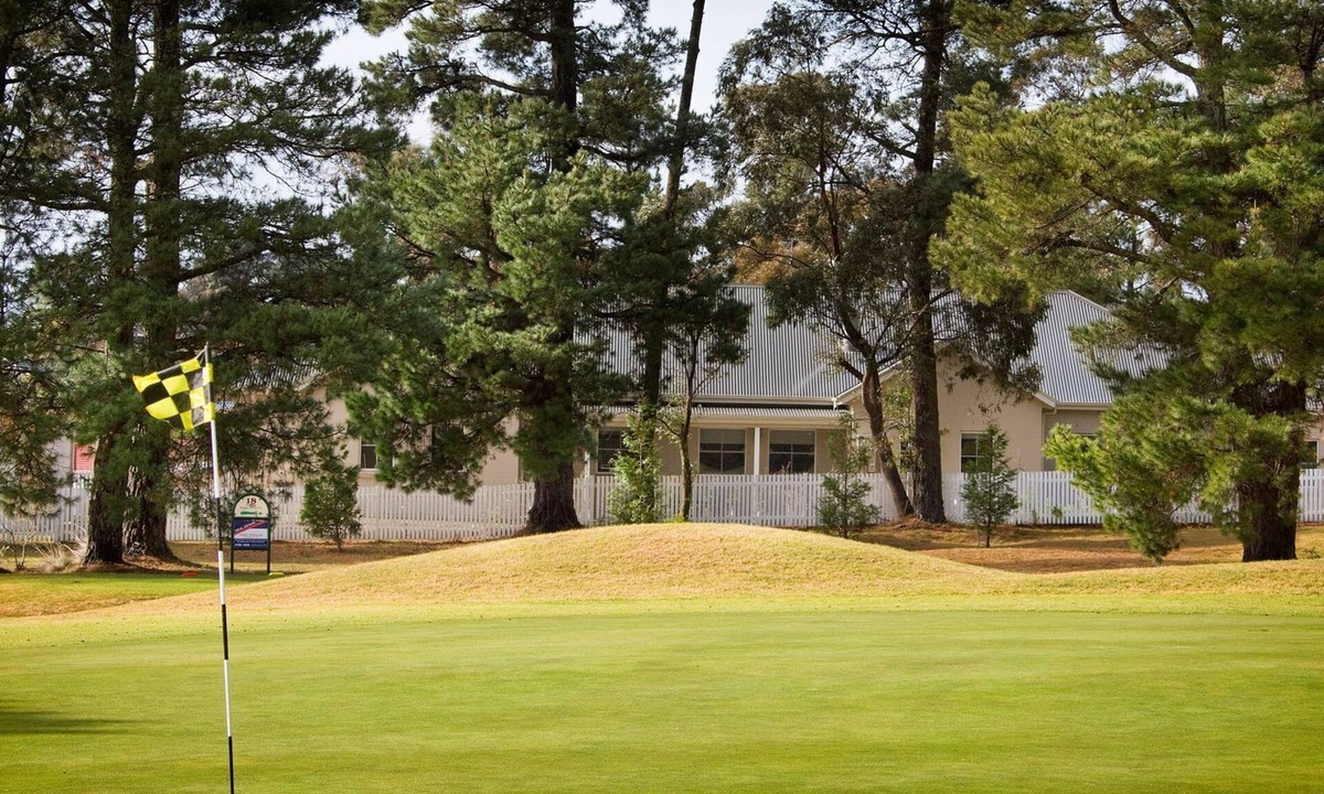 Wentworth Falls House | Stableford House on the Golf Course