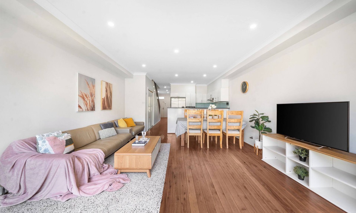Stanmore House | Stanmore Home Near Newtown | Parking | City Access