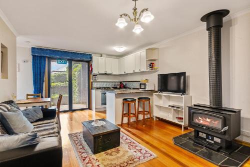 Mount Dandenong House | StayAU Bayview Candlewick Suite SPA in Dandenong