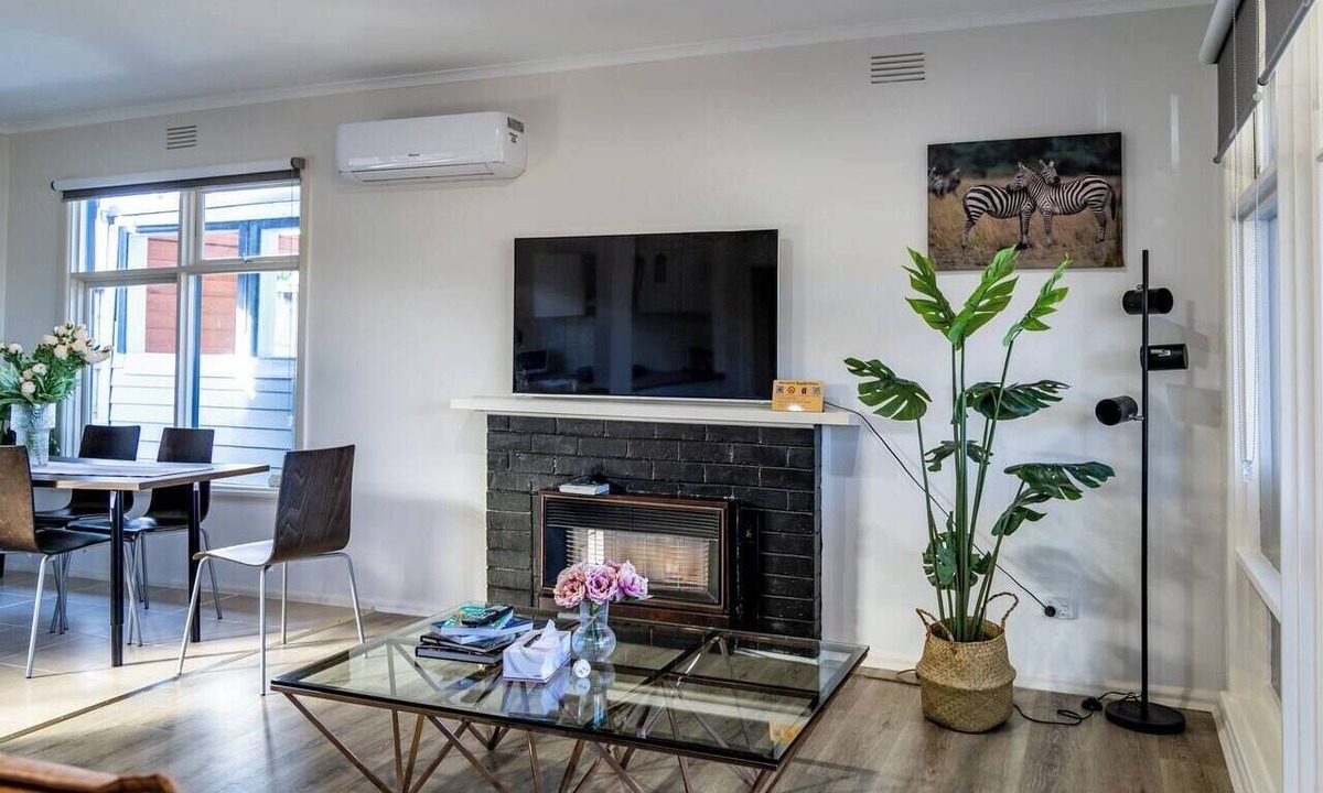 Wantirna South House | StayAU Cozy 3BR Getaway Near Westfield Knox