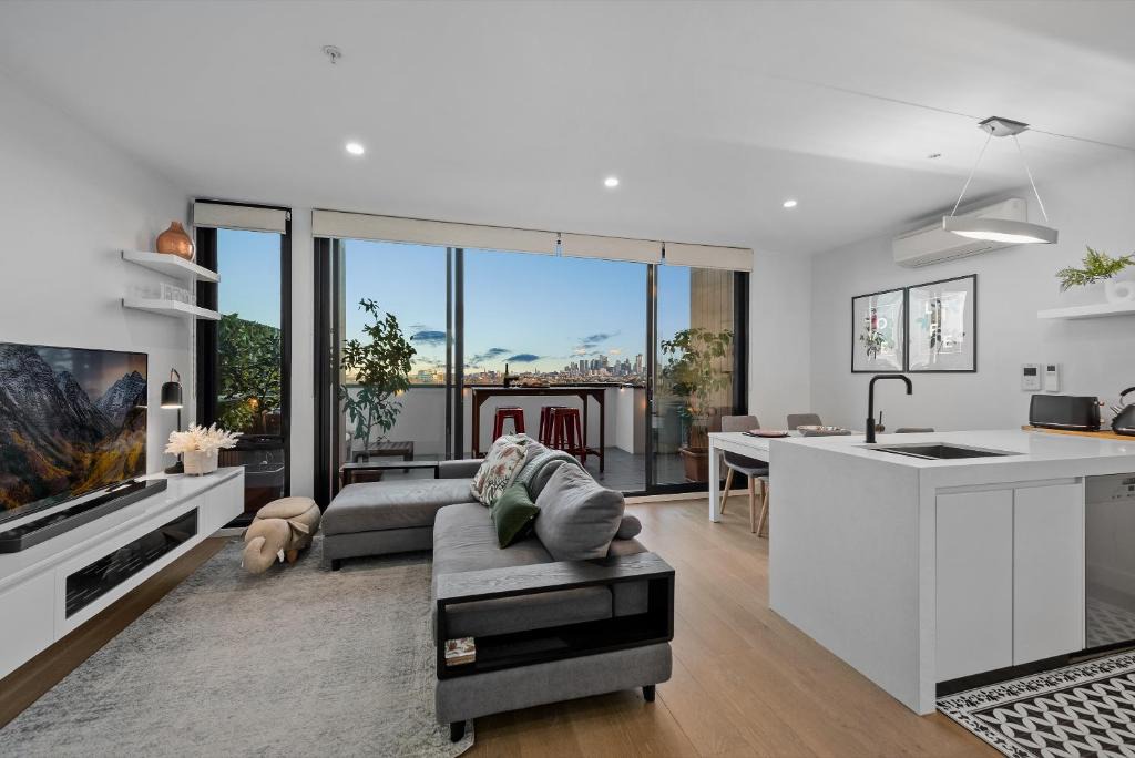 Northcote Apartment | StayCentral - Northcote Townhouse with Study