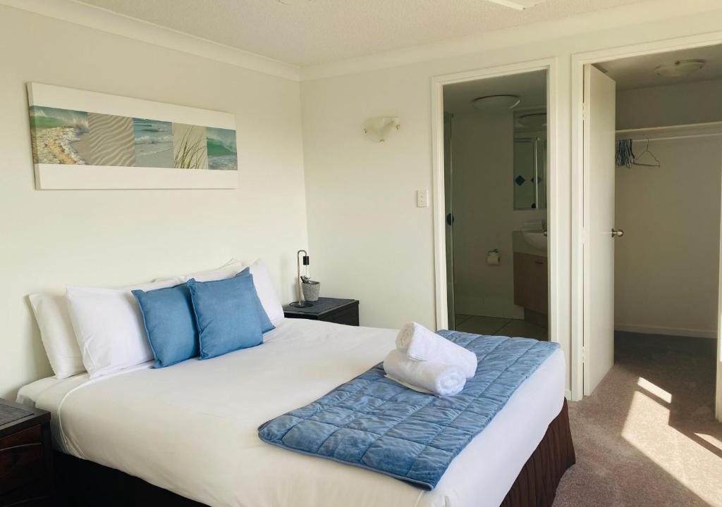 Mudjimba Apartment | Steps From The Beach 3br Apt FREE Wifi,Pool,Parking,Smart TV