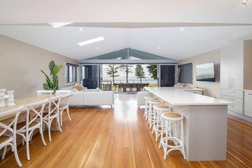 Stockton House | 'Stockton Grande' A Sublime Beachfront Family Oasis