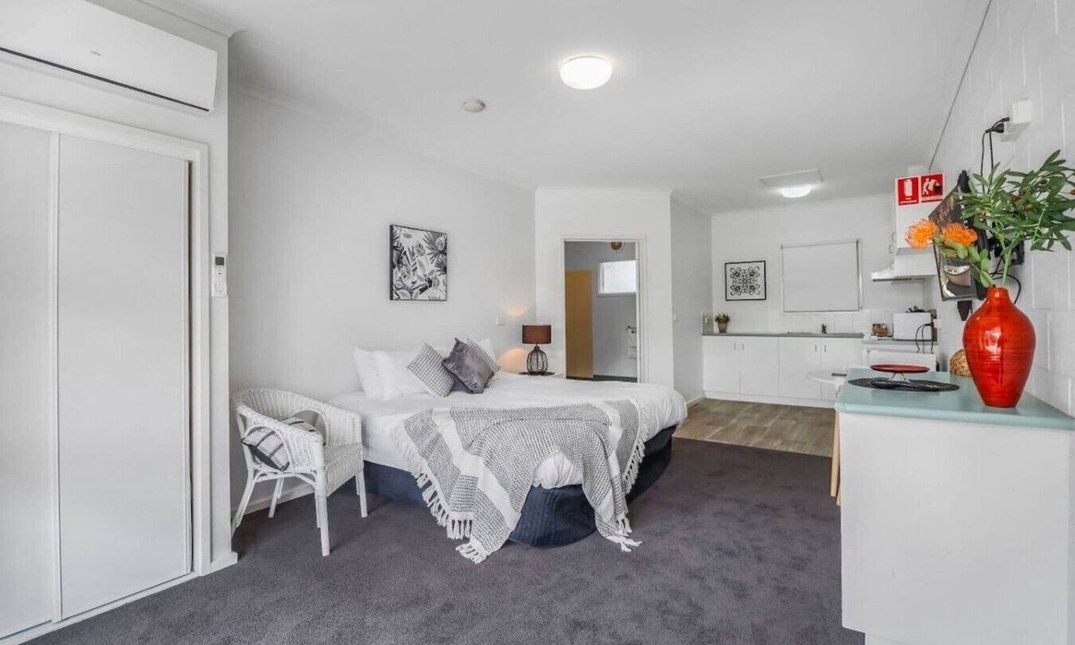 Geelong Apartment | Studio Apt, Walk-In Shower, CBD, Mibnb