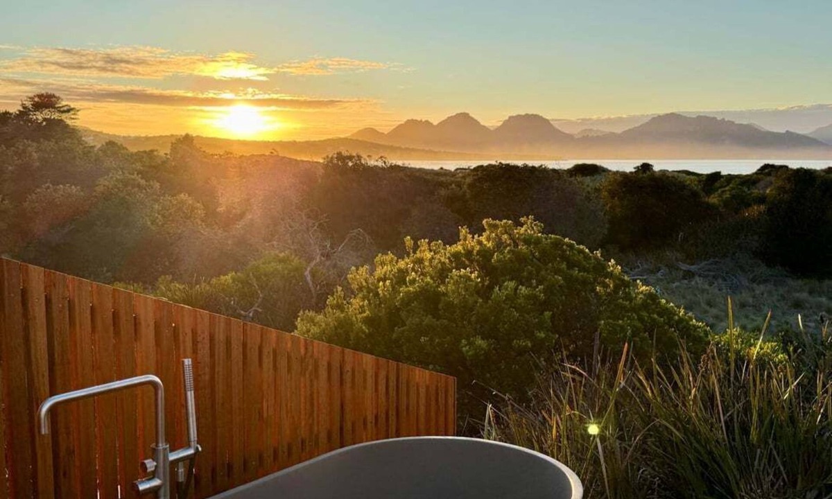 Dolphin Sands Apartment | Studio Tasmania - Freycinet Luxury Hosts