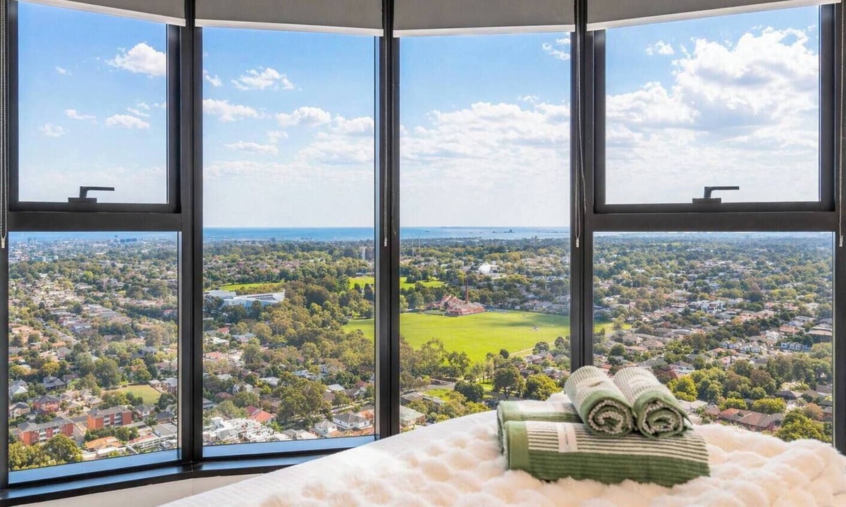 Box Hill Apartment | Stunning City & Sunset View 3BR Box Hill Skyone