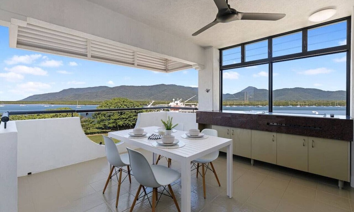 Cairns Central Business District Apartment | STUNNING COSTAL 3 BEDROOM APARTMENT IN CAIRNS CBD