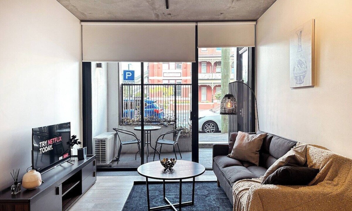 North Melbourne Apartment | Stunning courtyard 2BR1BA North Melbourne+Parking
