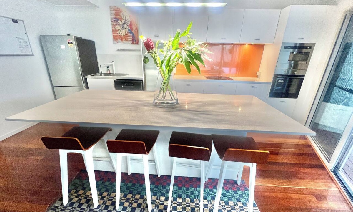 Milton House | StunningQuietDuallivingTownhouse Quiet Sanctuary close Suncorp Train Restaurants