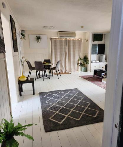 Dunkeld House | Sturgeon Getaway MT Views