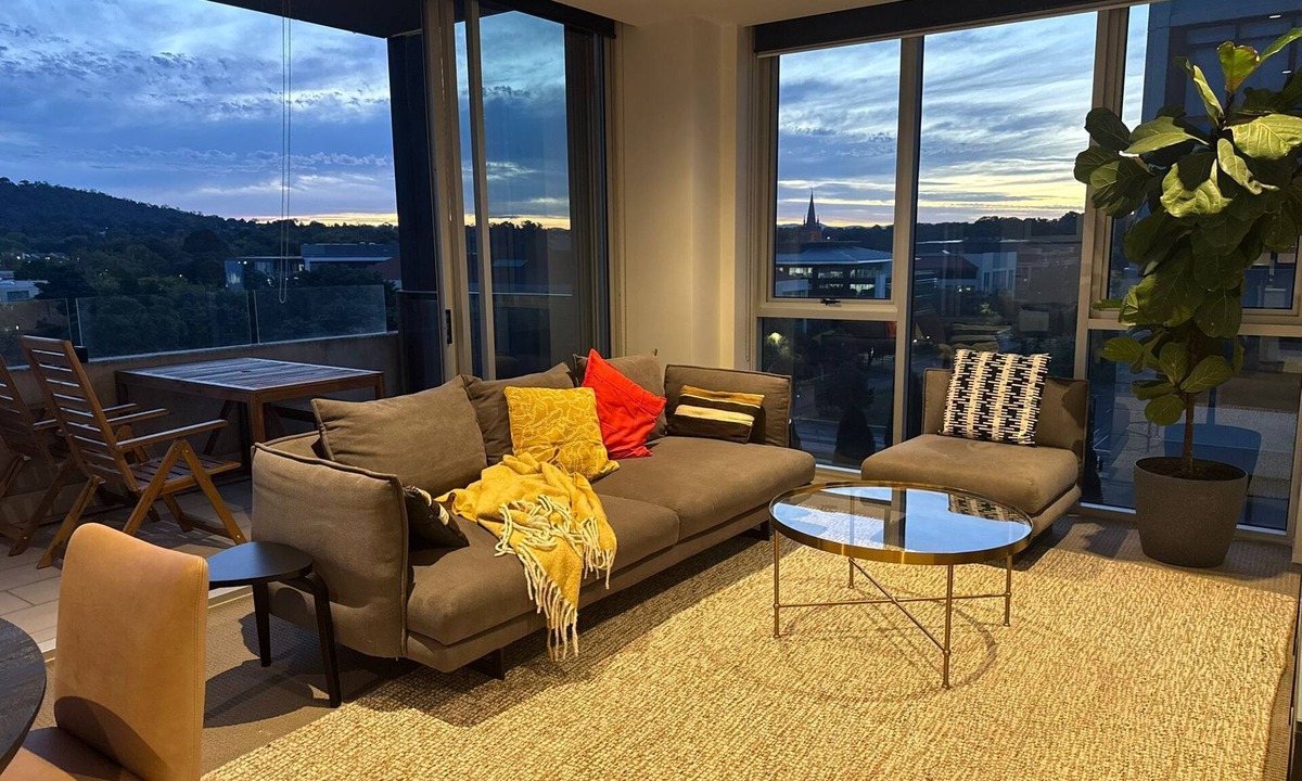 Barton Apartment | Stylish 1BR Spacious Penthouse, Self Check-in, 5 min walk to parliament.