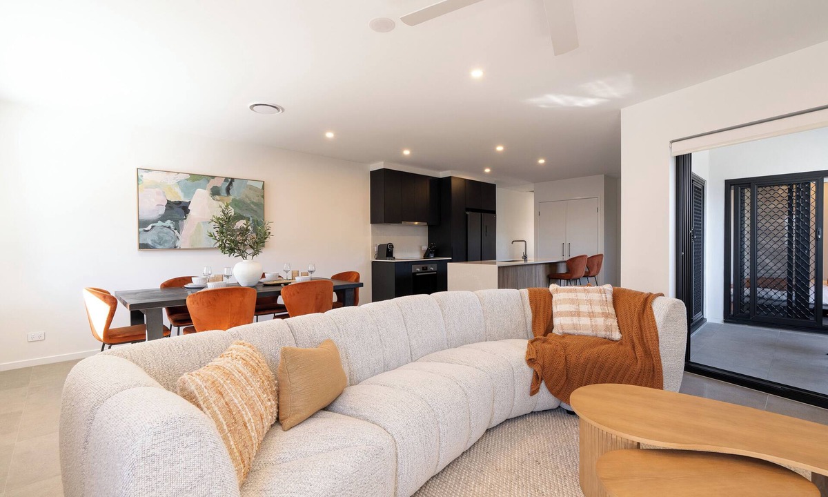 Mount Gravatt East Apartment | Stylish 3BR Top-Floor Apartment | Views, 2-Car Parking & EV-Friendly