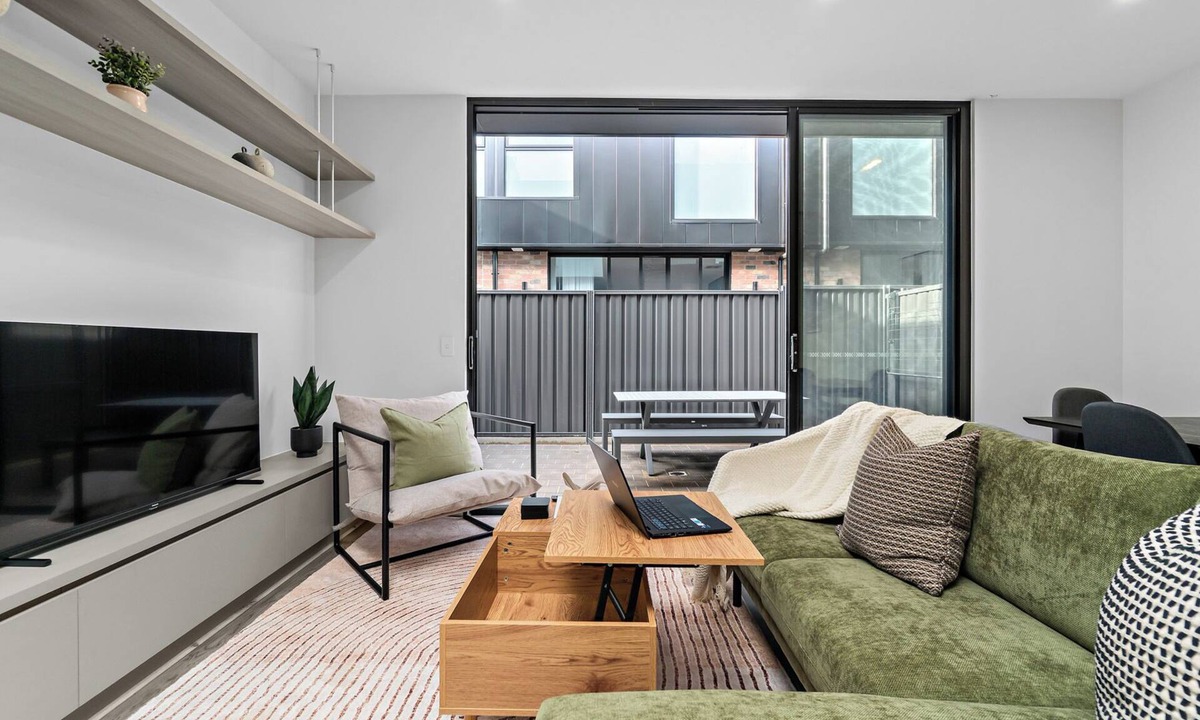 Bowden House | Stylish 3BR Townhouse | Walk to CBD | Free Parking + Fast WiFi