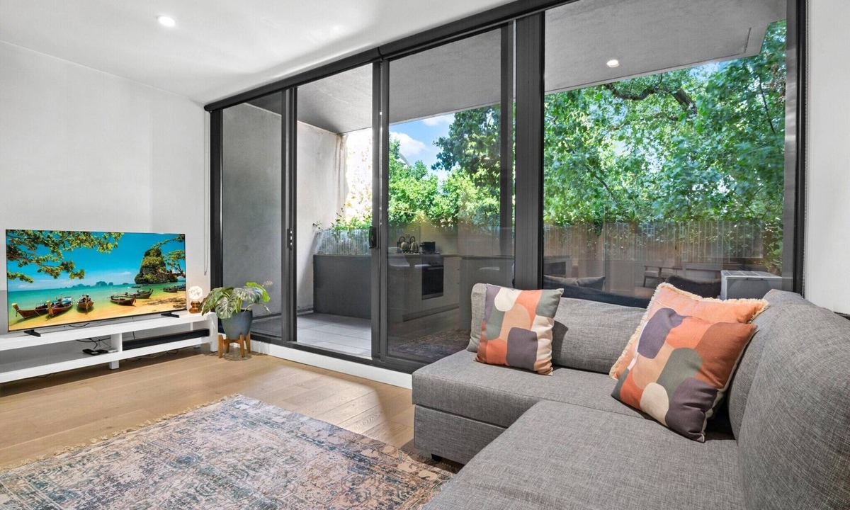 Melbourne Central Business District Apartment | Stylish Apartment in Ikebana Complex